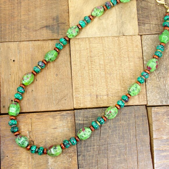 Green agate stone bead necklace with brown wood beads and small metal beads - Picture 4 of 15